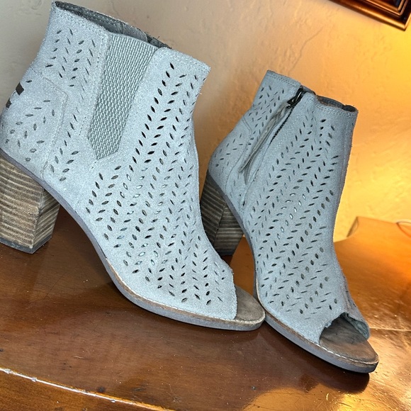 Used TOMS Majorca Peep Toe in Desert Taupe Suede/Perforated Leaf size 9 - Picture 2 of 5